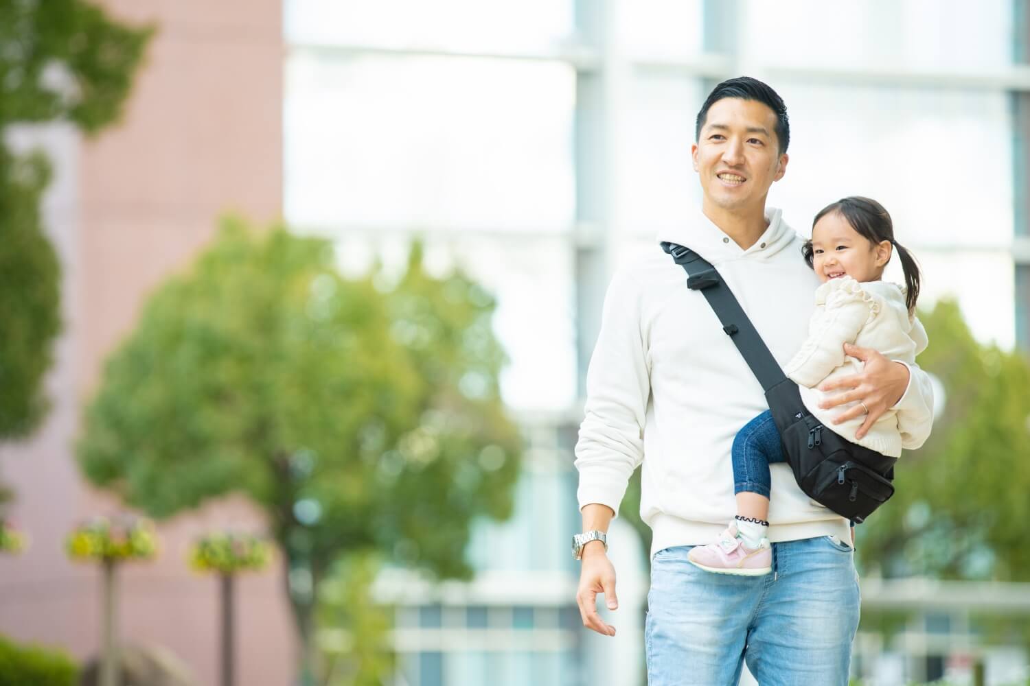 子どもの成長に抱っこが必要な理由とは？スキンシップで親も癒される！ - POMULU公式ストア